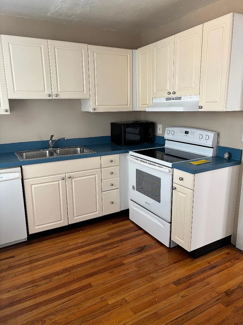 3 bed, 1300 sqft, $2,300 — Photo 2