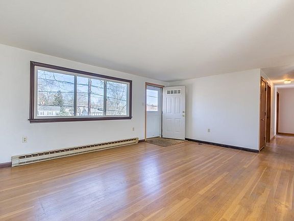 4th image of 200 Kenoza Ave