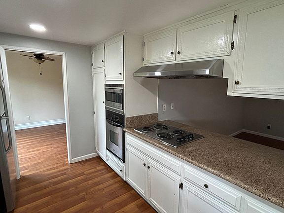3rd image of 3814 Radcliffe Ln