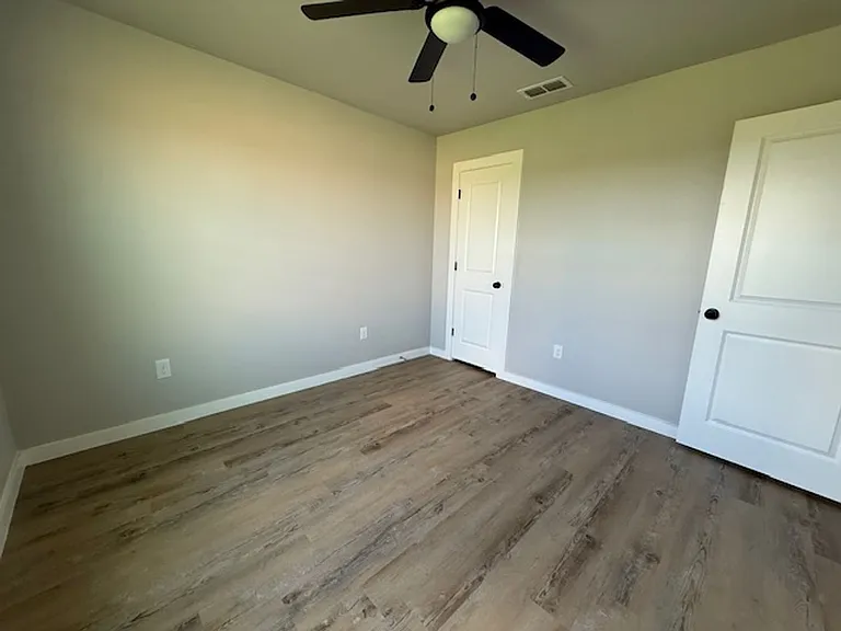 962 Minda St — Photo 10