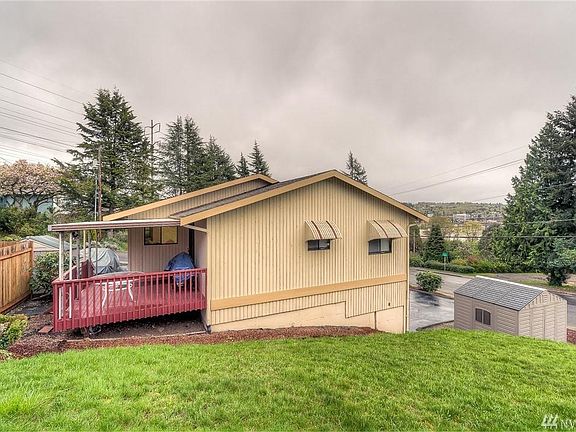 Large covered balcony for entertaining