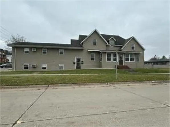 103 Vernon St, Decorah, IA 52101