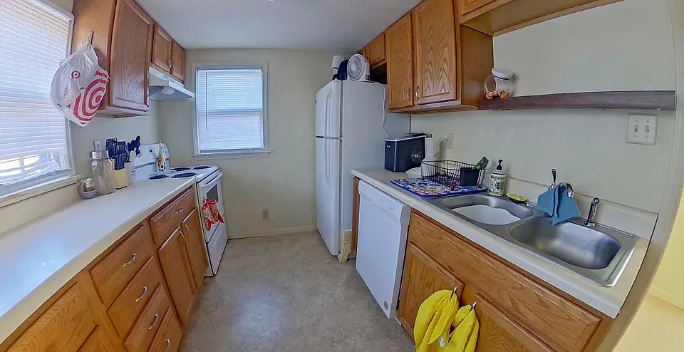 7 bed, 3.5 bath, 3563 sqft, $2,400 — Photo 3