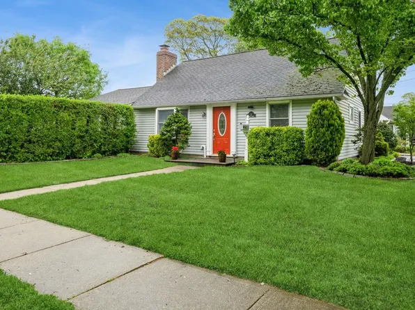 2 Barrett Street, Massapequa, NY 11758