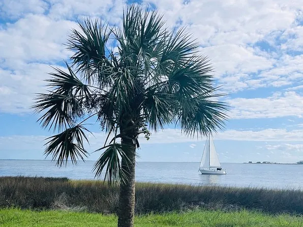 1002 Gulf Ave, Carrabelle, FL 32322