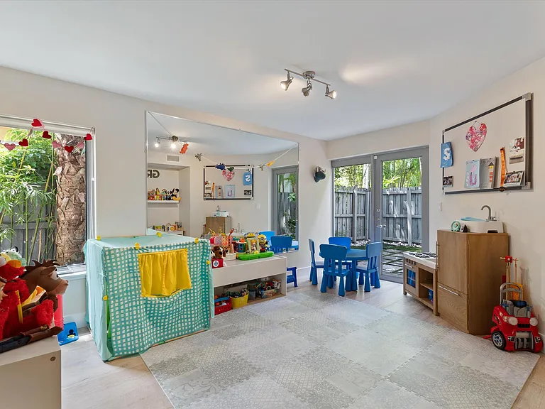 1509 NE 4th Pl — Photo 24