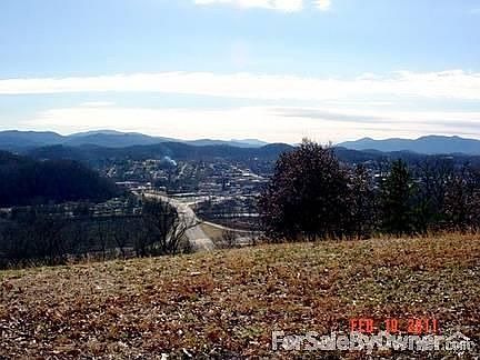 Walk under basement access
						:
						More storage!