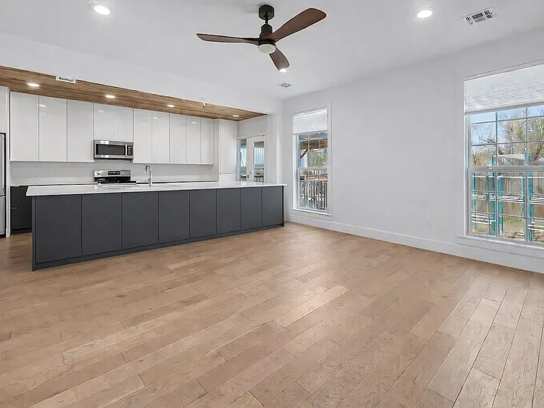 110 SE G Ct — Photo 8