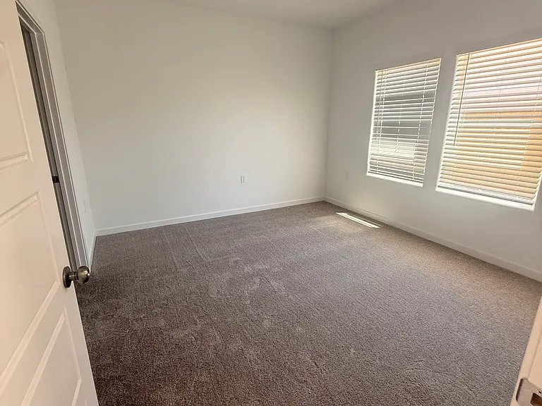 4478 N San Clemente Ave — Photo 5