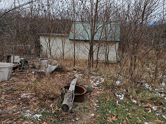 2nd image of 1900 Meads Hill Rd