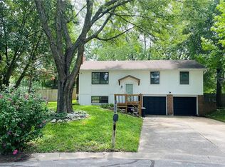 1925 SE Flagstone Ct, Lees Summit, MO 64063
