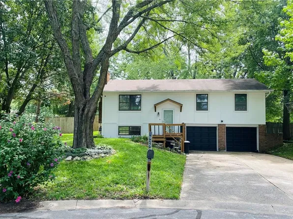 1925 SE Flagstone Ct, Lees Summit, MO 64063