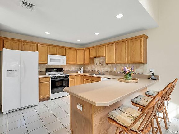 3rd image of 1 Summerfield Lane S #1
