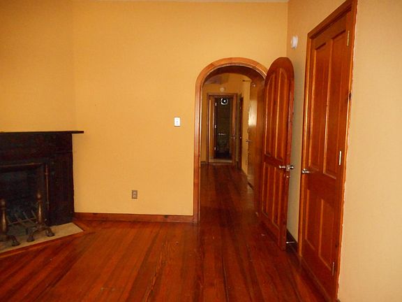 3rd image of 522 Mountain Ave SW APT 3