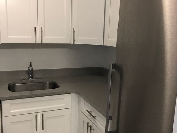 3rd image of 305 E 86th St #9ME