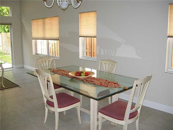 5th image of 804 Tanglewood Cir
