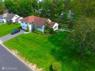 29 Emm Ln, Roslyn, NY 11576