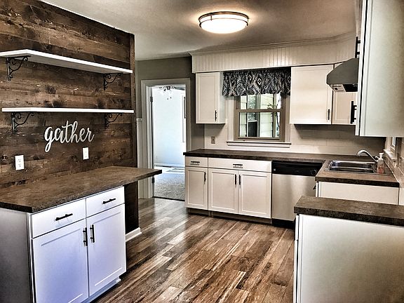FARMHOUSE STYLE KITCHEN