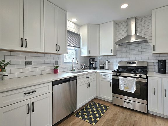 5th image of 300 W Woodlawn Rd