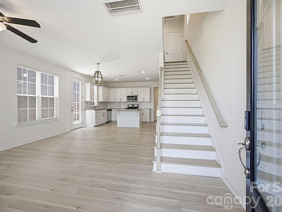 3rd image of 2015 Claybrook Ln
