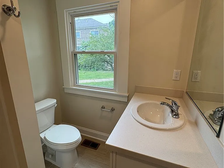 95 W Humboldt Pkwy #A — Photo 20