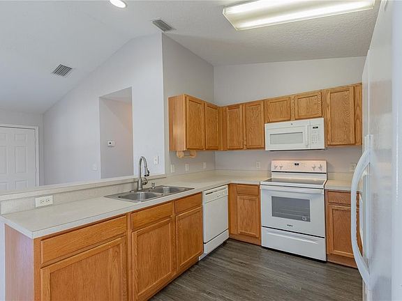3rd image of 33933 Fairhaven Ct