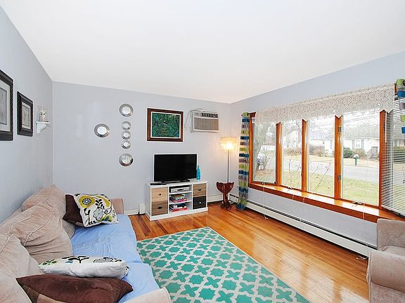 5th image of 248 Woodycrest Dr