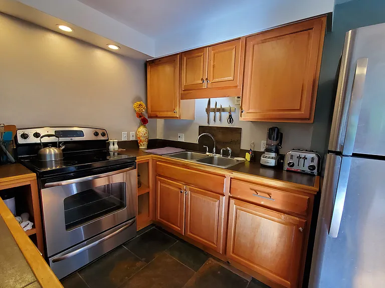 Fully equipped kitchen (no dishwasher)