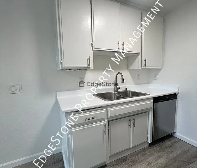 11610 Oxford Ave #7 — Photo 5