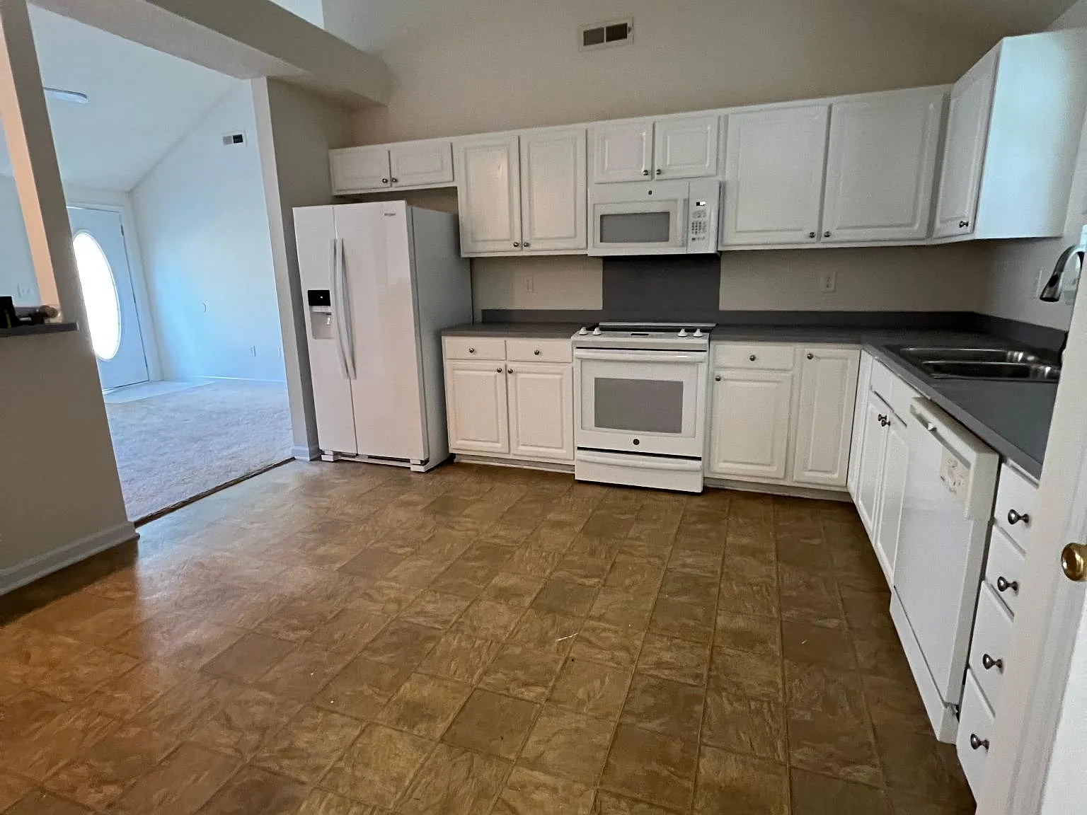 3 bed, 1222 sqft, $2,060 — Photo 3