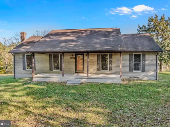 1909 Spohrs Rd, Berkeley Springs, WV 25411