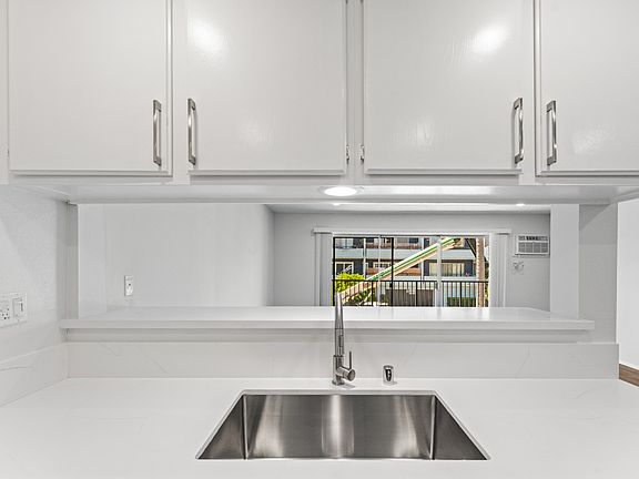 2nd image of 206 Euclid Ave APT 206