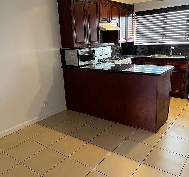 1st image of 401 Palm Dr