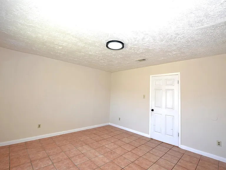 16222 Queensdale Dr — Photo 19