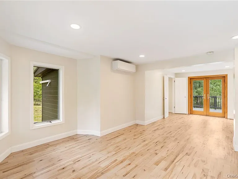 1667 Shandelee Rd — Photo 8