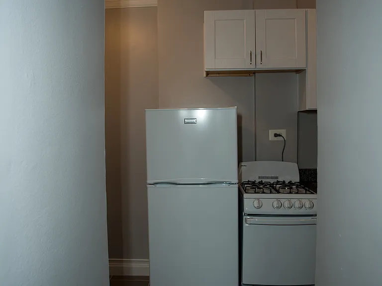 5737 N Kenmore Edgewater Apartments — Photo 2