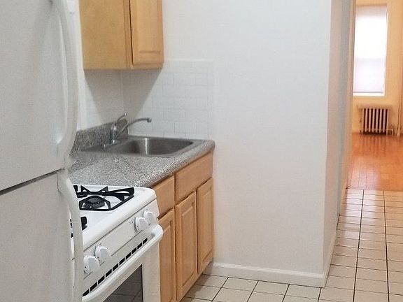 3rd image of 214 Kingsland Ave APT 1L