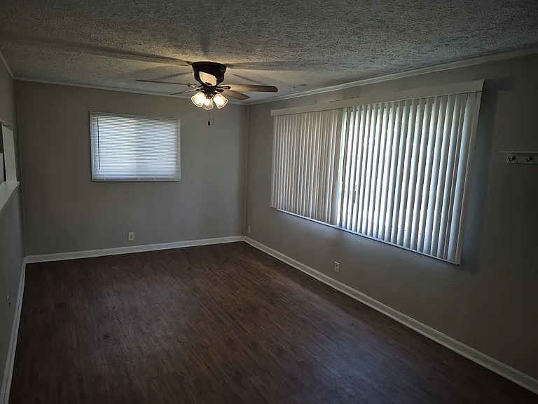 1213 Lawrence Ave — Photo 4