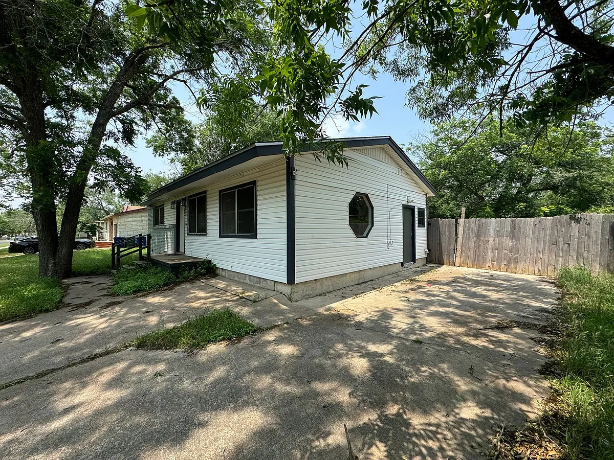 Building Photo - 108 Easy St