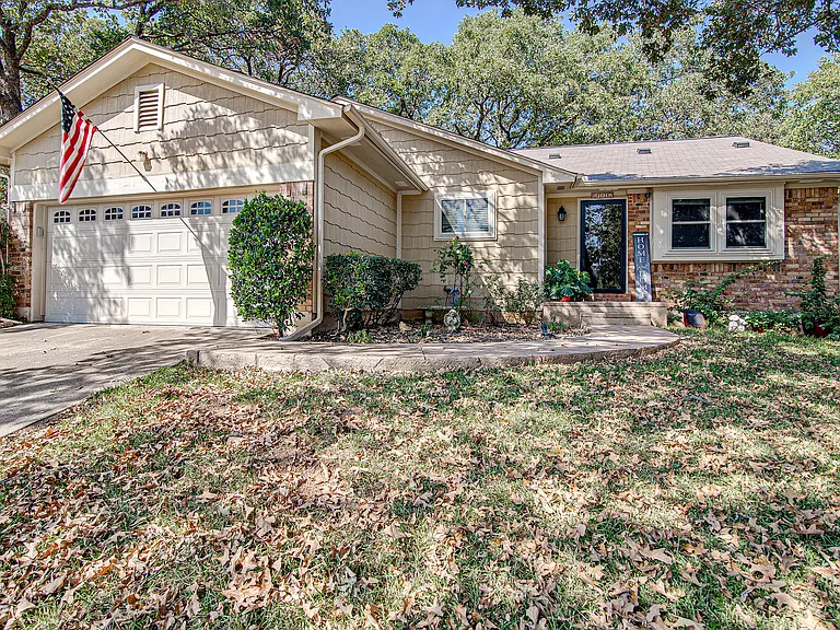 6112 Farmingdale Dr — Photo 2