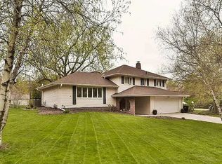 12202 Deer Hollow Dr, Omaha, NE 68154