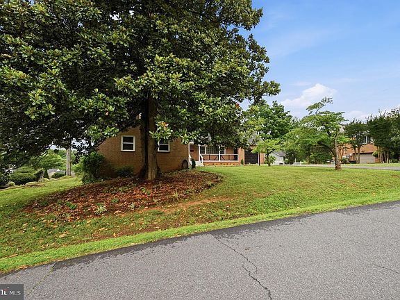 2nd image of 1138 Oaklawn Dr