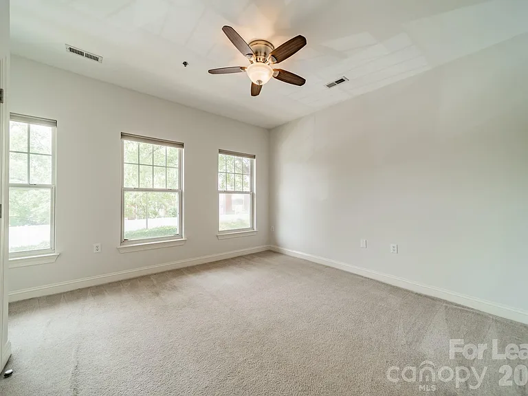 642 E 9th St — Photo 30