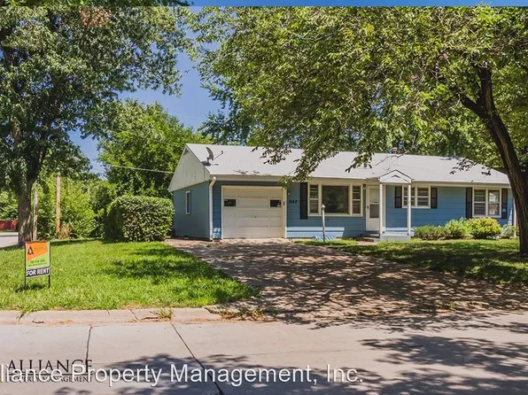 1948 Hayes Dr, Manhattan, KS 66502