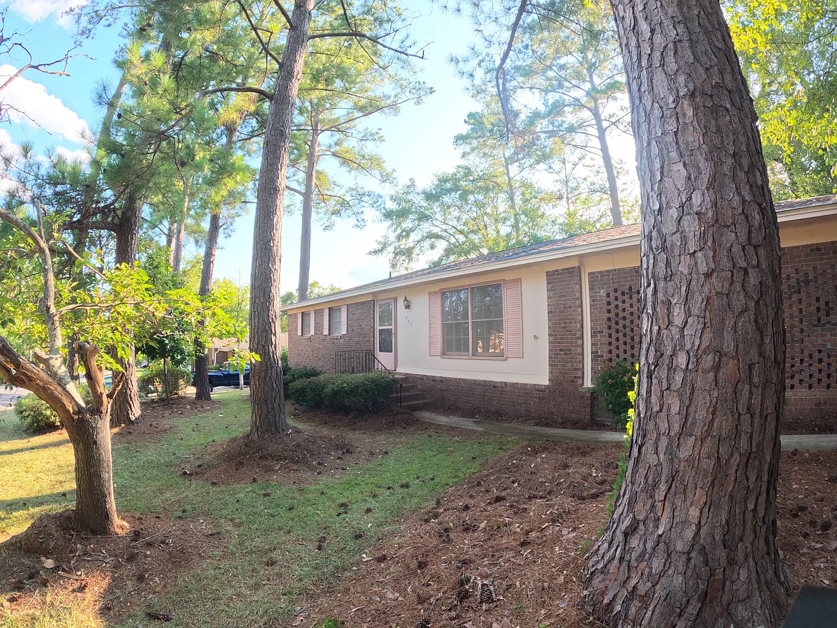 Building Photo - 207 Deerwood Cir