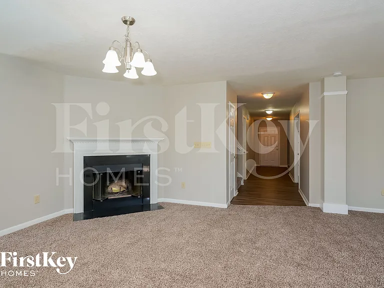 2217 Hampton Dr — Photo 3