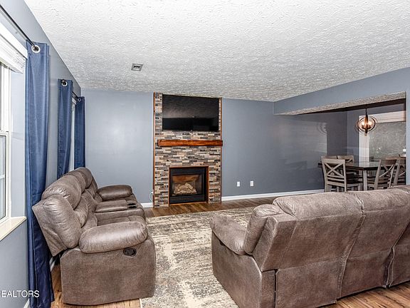 4th image of 130 Hardwick Ln