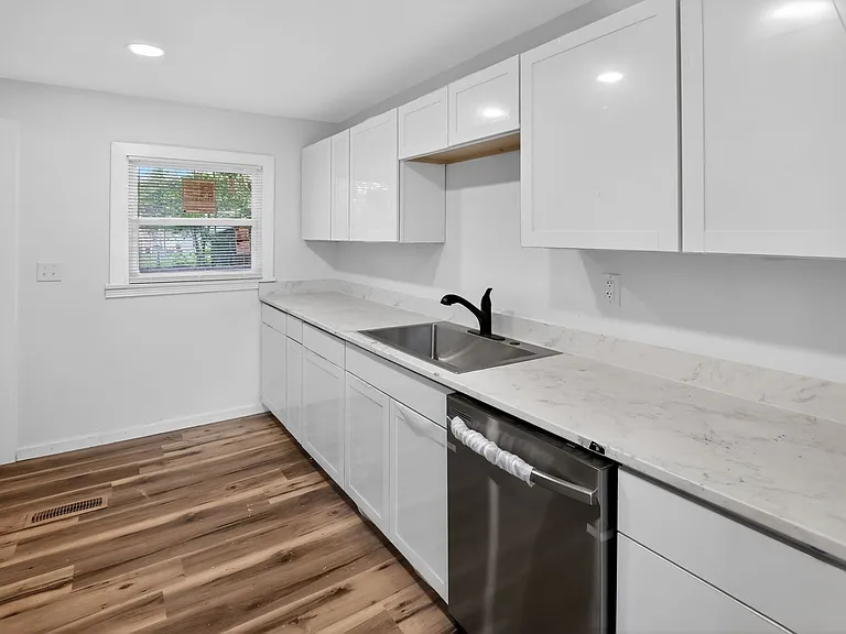 1929 W Oakland Ave — Photo 14