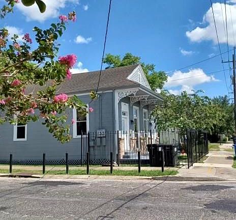 2nd image of 2037 Jena St