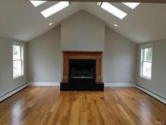 3rd image of 839 Carter St